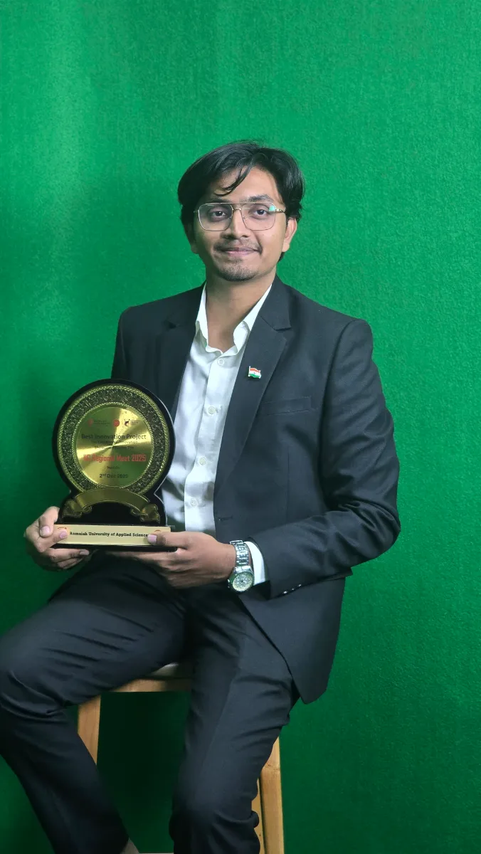 Mohammed Kabeer holding the award