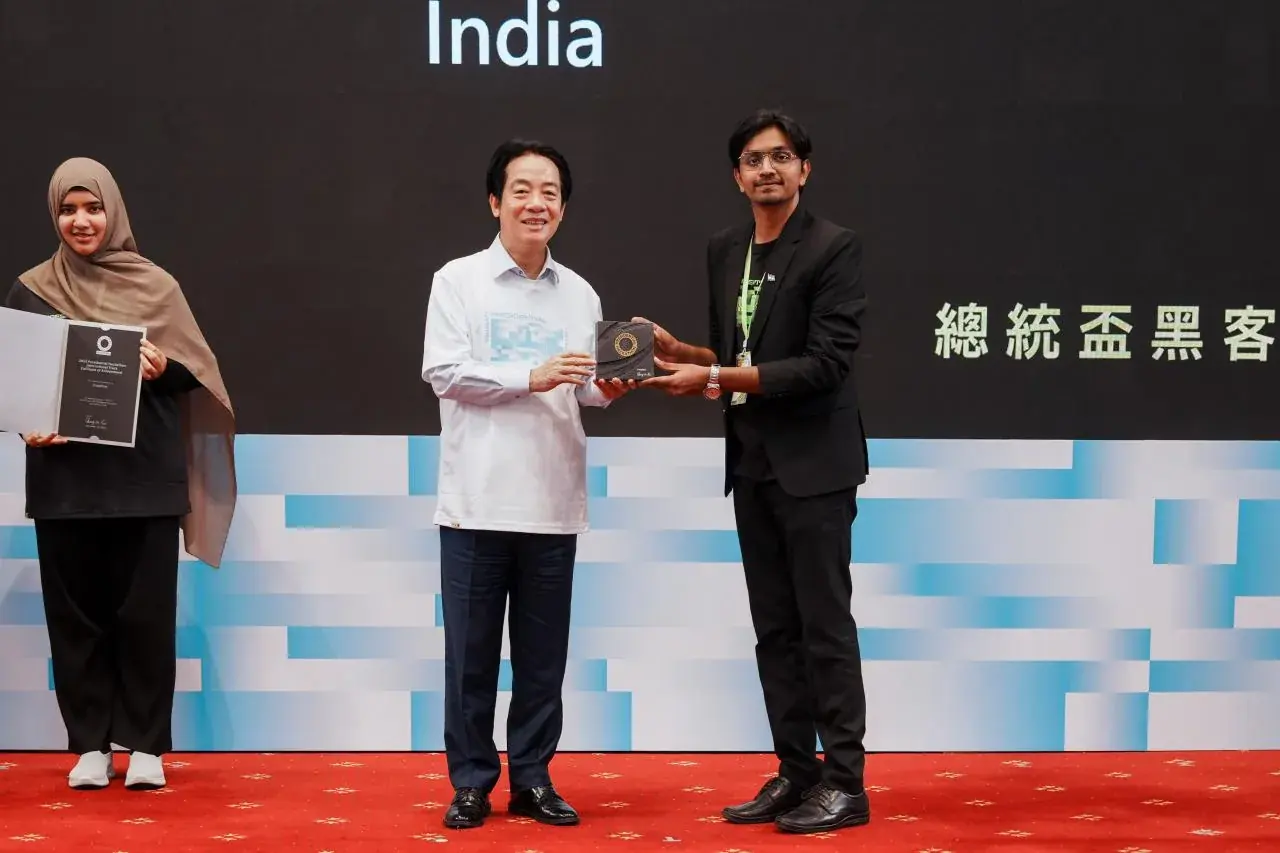 President Lai Ching-te presents the award to the CropNow team on stage in Taiwan
