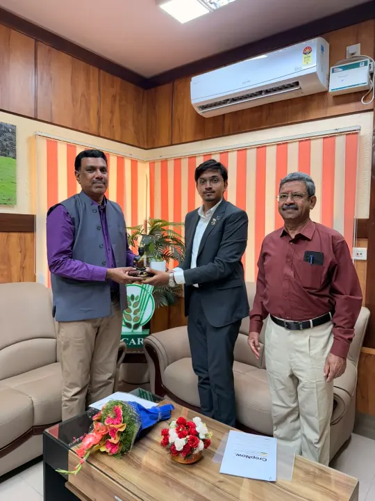 Mohammed Kabeer receiving a gift from an official