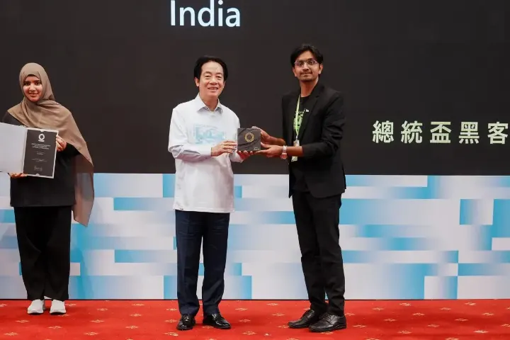 President Lai Ching-te presents the award to the CropNow team on stage